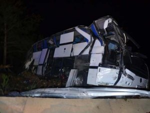 Otobüs devrildi: 8 ölü 42 yaralı