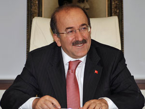 Gümrükçüoğlu gazetecileri tebrik etti