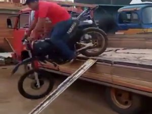 Şov yapayım derken yere kapaklandı