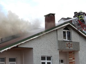 Çatı yangını korkuttu!