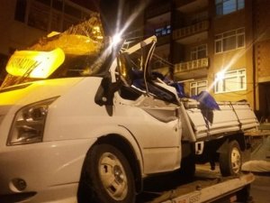 Seyir halindeki kamyonetin üzerine kaya düştü