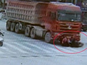 Motosiklet kamyonun altında böyle kaldı