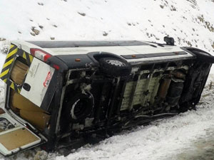 Cenazeye giden minibüs devrildi: 8 yaralı