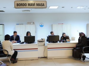 Bordo mavi masaya 15 bin başvuru