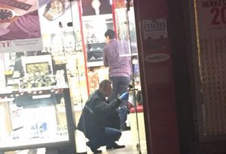 Trabzon'da hırsızlık: Tezgahtarı oyaladılar ve...