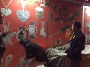 Dükkanda müşterisini unuttu