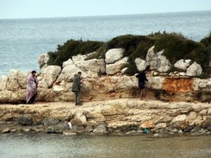 Tartıştıkları 4 mülteciyi denize attılar