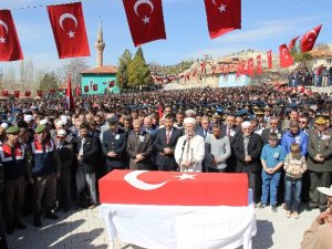 Şehit cenazesine 10 bin kişi katıldı