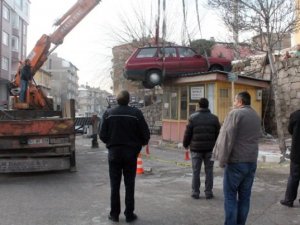 Çatıda otomobil var!