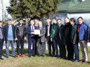 Usta'dan Tekelioğlu'na plaket!