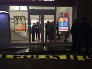 Bankada silahlı soyguncu dehşeti