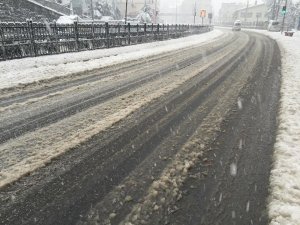 Trabzon’da gece başlayan kar yağışı hayatı olumsuz etkiledi