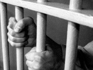 Karısının kafasını çekiçle kırdı!