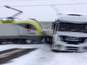 Tren TIR’ı böyle biçti !