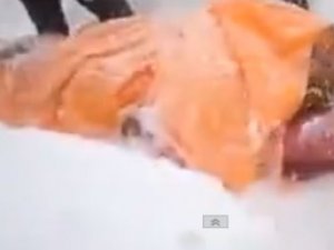 300 metre sırtlarında taşıyıp; Kepçeye ulaştırdılar..