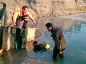 İş makinesi nehre uçtu: 1 ölü