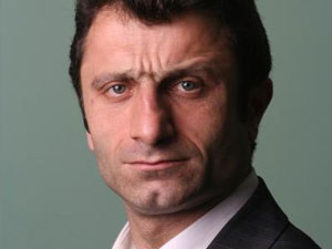 Oyuncu Köse, köy okullarındaki çocukları unutmadı