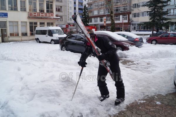 Of sokaklarında kayak yapan müdür