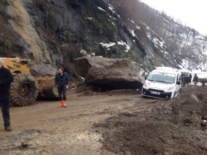 Şalpazarın'da heyelan! Dev kayalar...
