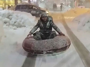 Rizeli caddenin ortasında kayak yaptı