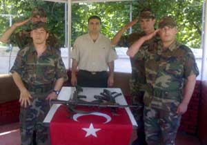 Arhavili genç askerliğe doymadı