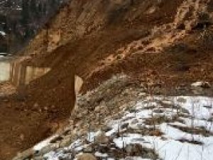 Heyelan Yol Kapattı!