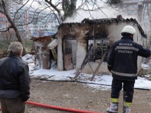 Yanan kulübesini çaresiz bakışlarla izledi