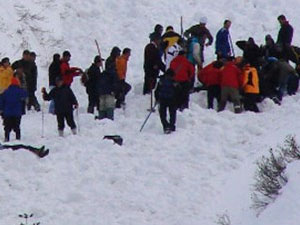 Çığ altında kalan 2 kişi kurtarıldı