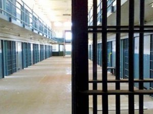 Cezaevinde etek giydirip tecavüz ettiler!