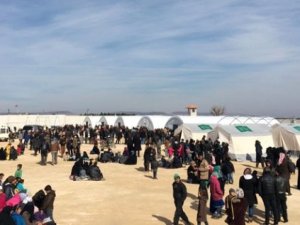 Binlerce Suriyeli sınırda