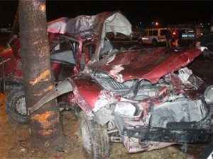 Otomobil ağaca çarptı: 1 ölü, 1 yaralı