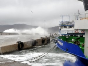 Dev Dalgalar Trabzon'a gelen gemiye geçit vermedi