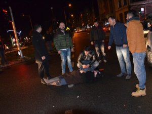 Yaşlı kadın yoldan karşıya geçmeye çalışırken...