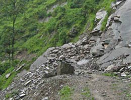 Trabzon'da heyelan yol kapattı