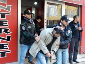 Uyuşturucu satan şahıs öğrencilerin arasında yakalandı