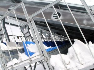 Aşırı kar nedeniyle tribün çatısı çöktü