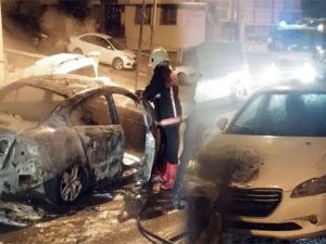 Park halindeki 2 araç yandı