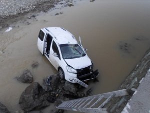 Trabzon'da araç dereye yuvarlandı