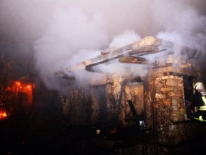 3 ev küle döndü: 1 ölü