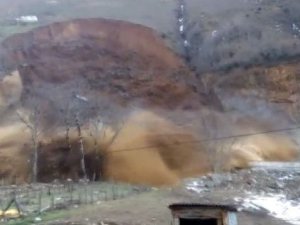 Korkunç heyelan kamerada!