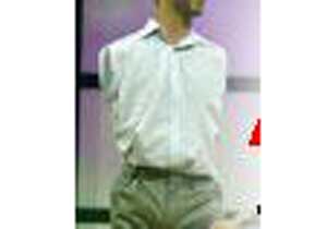 Kolları yok ama cip sürüyor