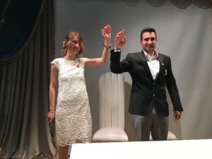 Polis gelin ve damada kelepçe