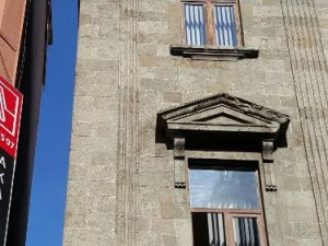 Ortahisar Kaymakamlık binasından taşlar söküldü