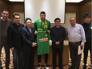 Burak Yılmaz, yeni takımının formasını giydi