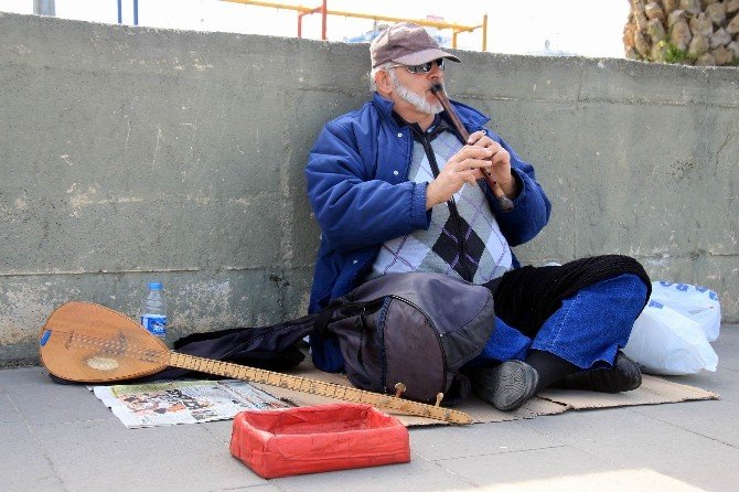Başka işi olmadığı için sokaklarda müzik yapıyor