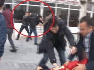 Göstericilerden polise biber gazı attı!