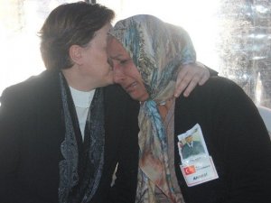 Bakan Sarı gözyaşlarını tutamadı