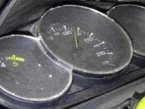 Hız göstergesi 140 kilometrede takılı kaldı.