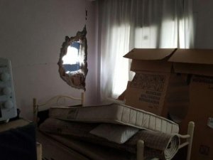 Teröristlerin roketi eve isabet etti