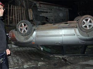 Kontolden çıkan araç duvara çarparak takla attı!